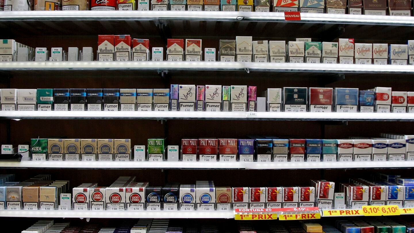 Paquetes de cigarrillos colocados en una estanter&iacute;a de un estanco en Montpellier (Francia)