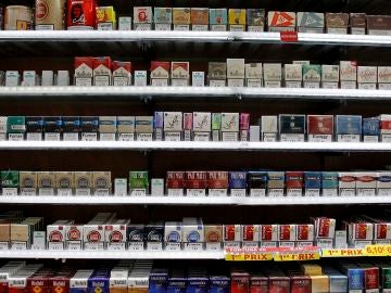 Paquetes de cigarrillos colocados en una estantería de un estanco en Montpellier (Francia) Paquetes de cigarrillos colocados en una estantería de un estanco en Montpellier (Francia)