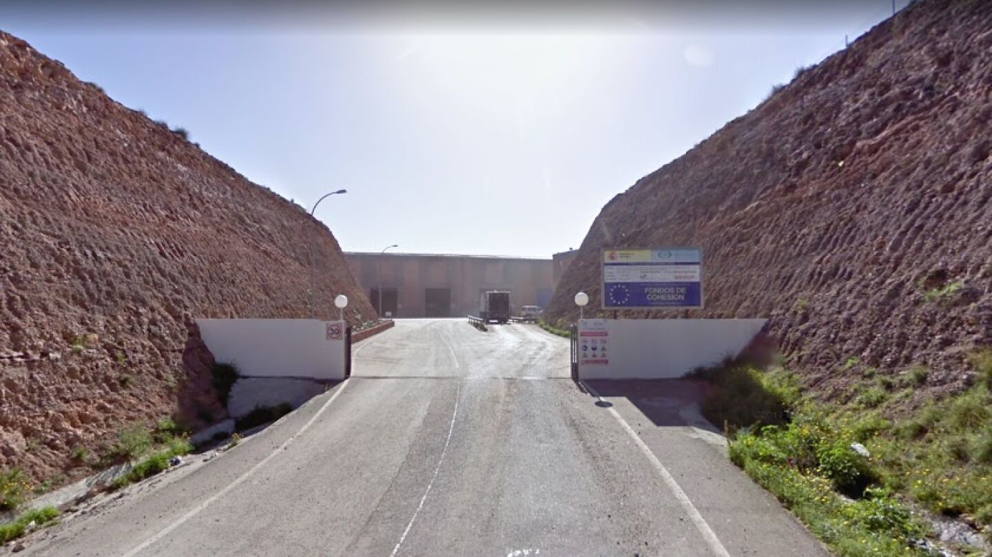 Acceso a la planta de compostaje de G&aacute;dor