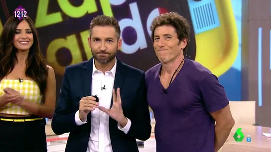 Manel Fuentes intenta superar el reto de los abrazos en Zapeando Manel Fuentes intenta superar el reto de los abrazos en Zapeando