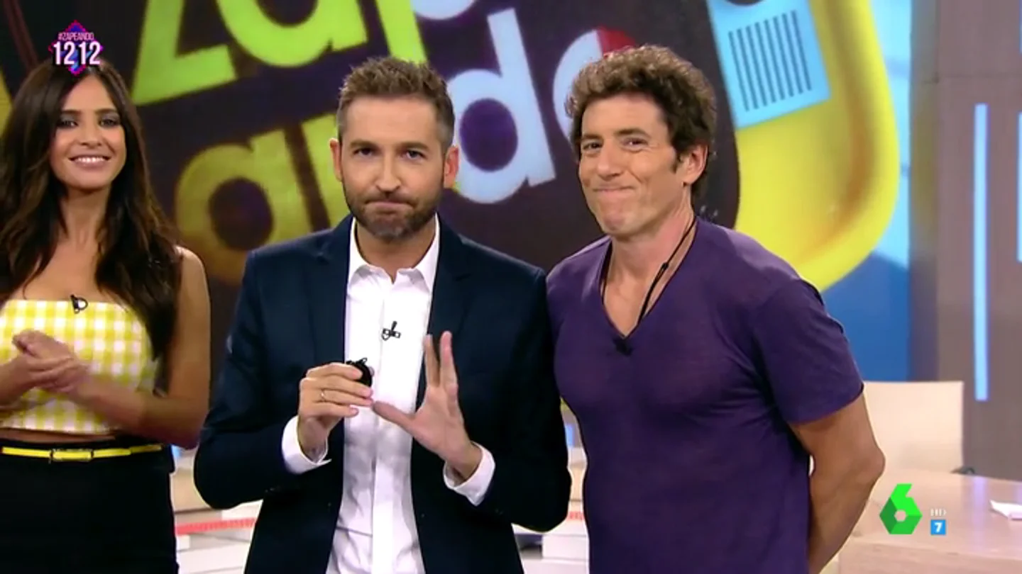 Manel Fuentes intenta superar el reto de los abrazos en Zapeando Manel Fuentes intenta superar el reto de los abrazos en Zapeando