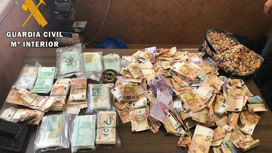El dinero recogido por la Guardia Civil El dinero recogido por la Guardia Civil