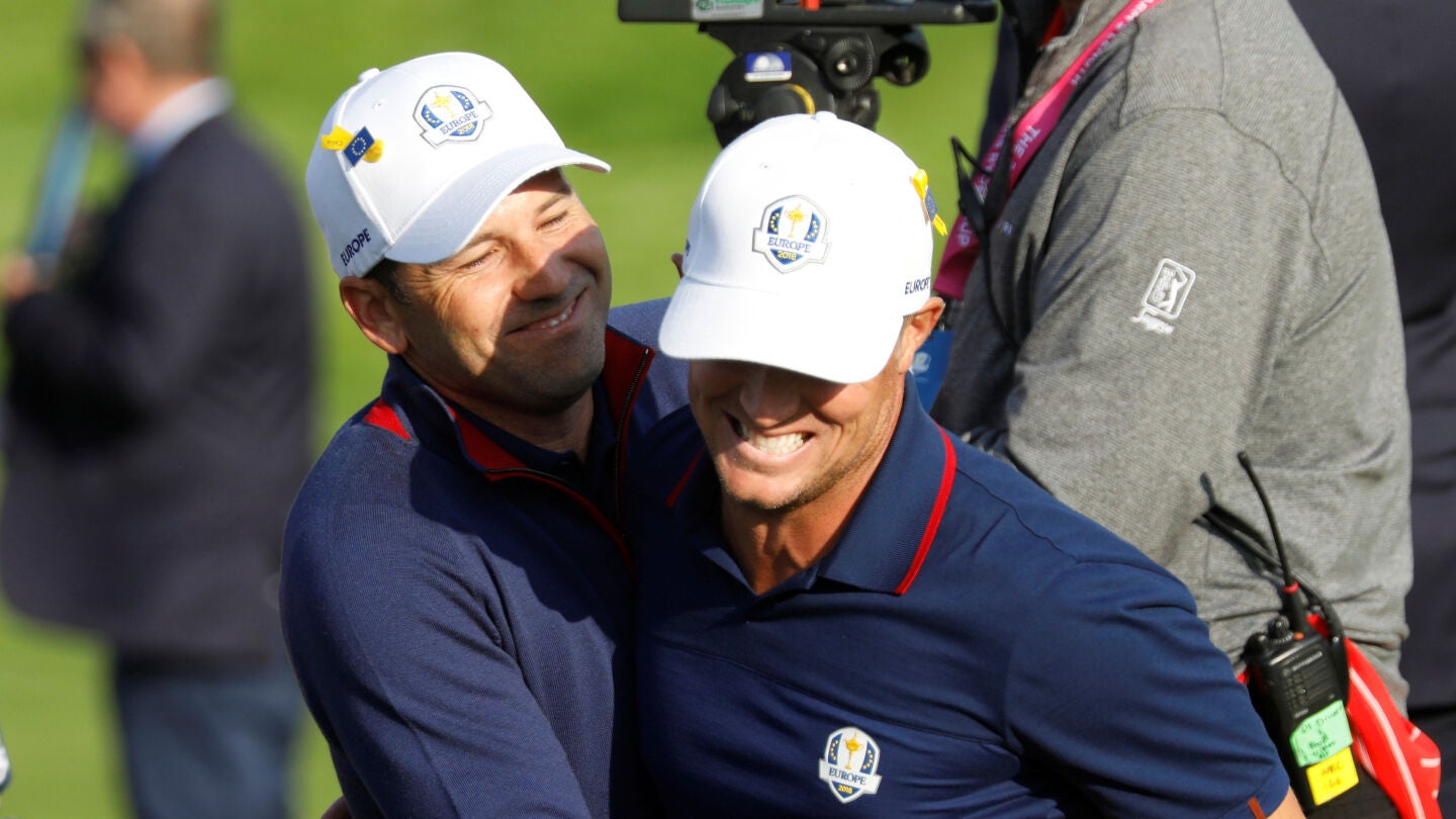 Sergio Garc&iacute;a y Alex Noren se abrazan tras su foursome