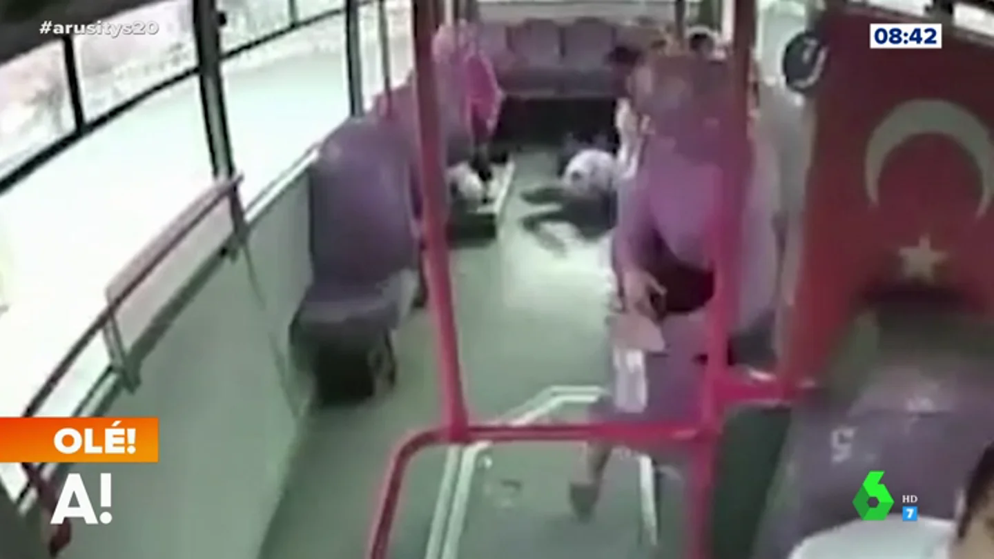 Un conductor le salva la vida a un hombre en un autobús después de que este le abroncara Un conductor le salva la vida a un hombre en un autobús después de que este le abroncara
