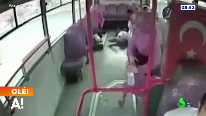 Un conductor le salva la vida a un hombre en un autobús después de que este le abroncara