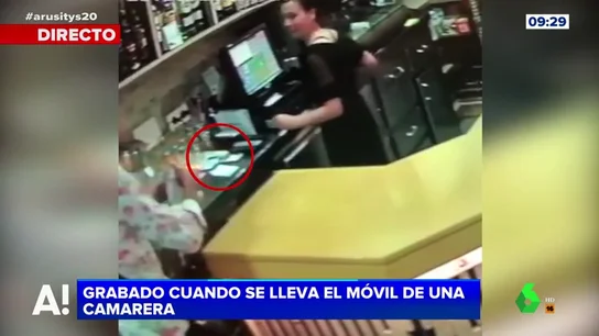 Le graban cuando le roba el móvil a la camarera Le graban cuando le roba el móvil a la camarera