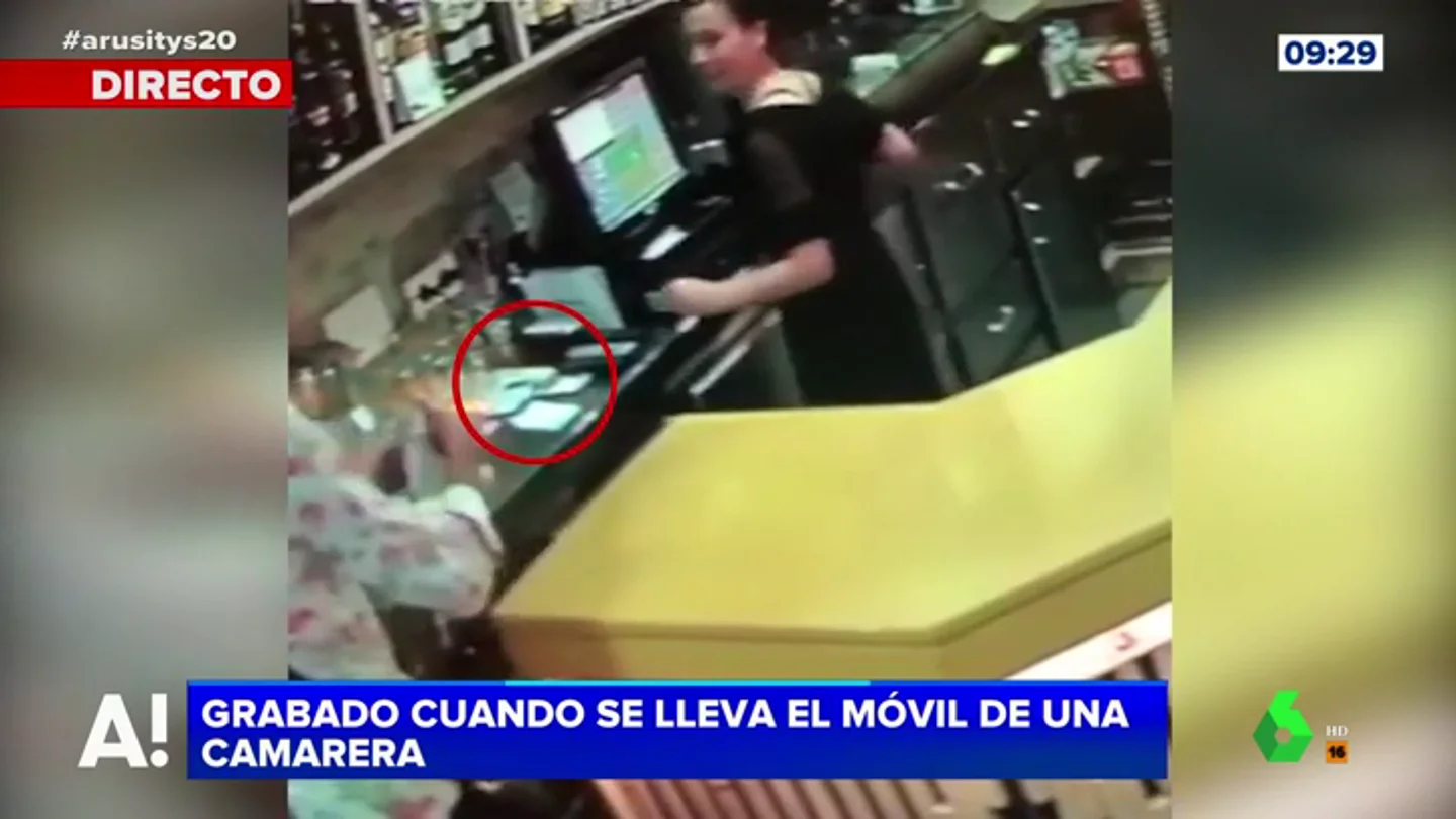 Le graban cuando le roba el móvil a la camarera Le graban cuando le roba el móvil a la camarera