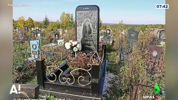 Una lápida en forma de iphone