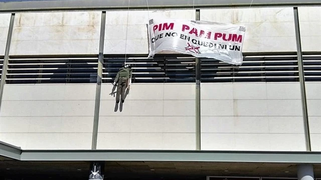 Un muñeco vestido de guardia civil ahorcado en la Universidad Autónoma de Barcelona