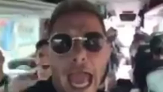 Joaquín, cantando en el autobús del Betis Joaquín, cantando en el autobús del Betis