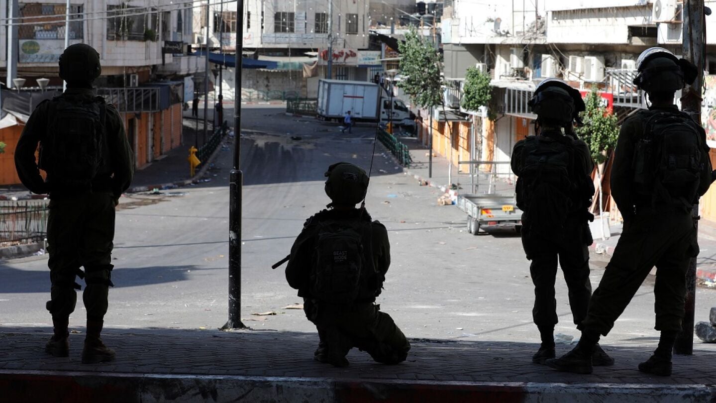 Imagen de miembros de la polic&iacute;a fronteriza israel&iacute; montando guardia en la ciudad cisjordana de Hebr&oacute;n