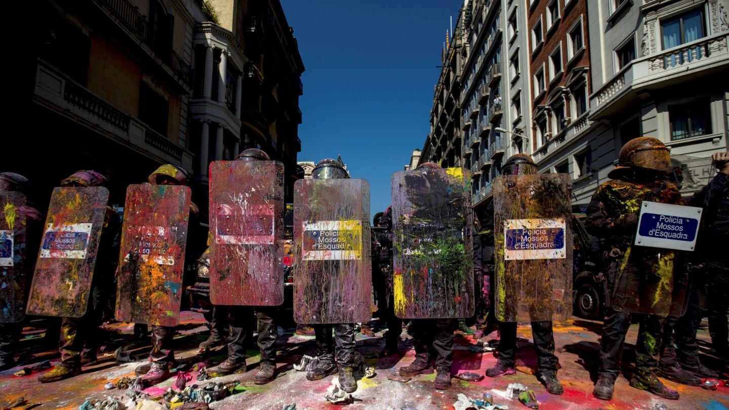 Agentes de los Mossos d'Esquadra cubierto con pintura