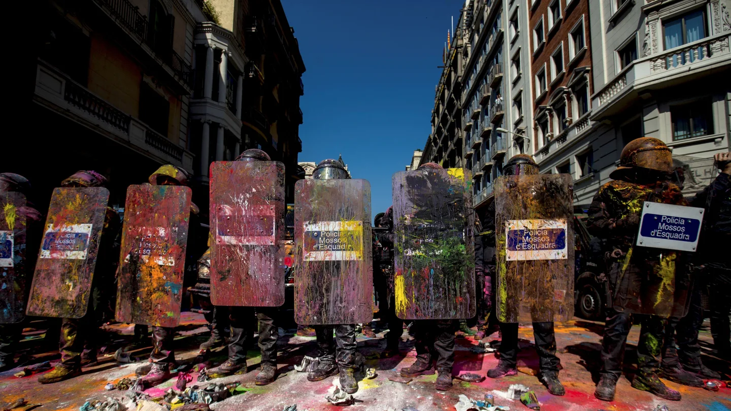 Agentes de los Mossos d'Esquadra cubierto con pintura Agentes de los Mossos d'Esquadra cubierto con pintura