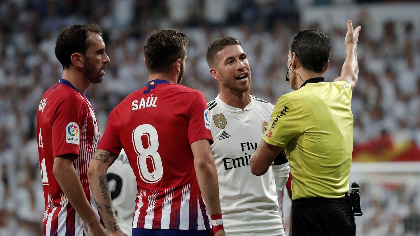 Sergio Ramos protesta una acci&oacute;n durante el partido contra el Atl&eacute;tico de Madrid