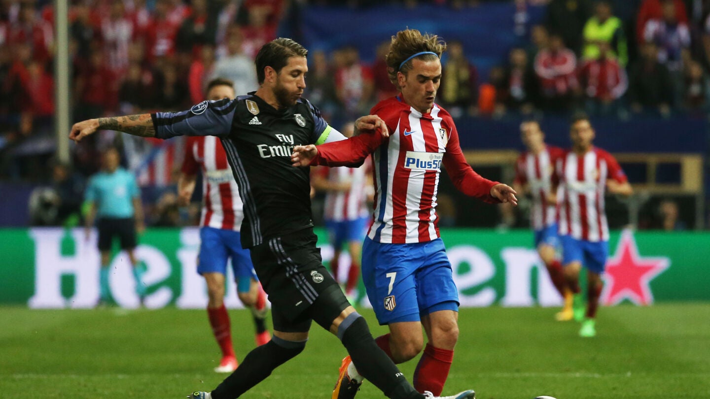 Sergio Ramos y Griezmann, durante un Real Madrid - Atl&eacute;tico de Madrid