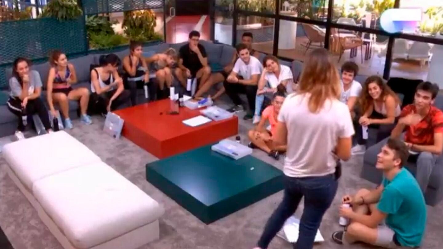 Noem&iacute; Galera con los concursantes de OT
