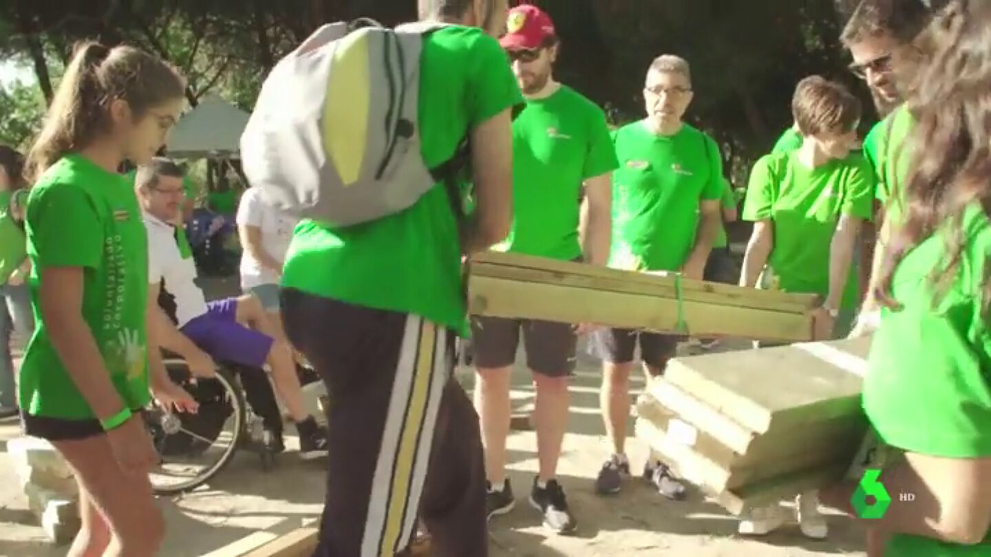 Voluntarios reconstruyen parques