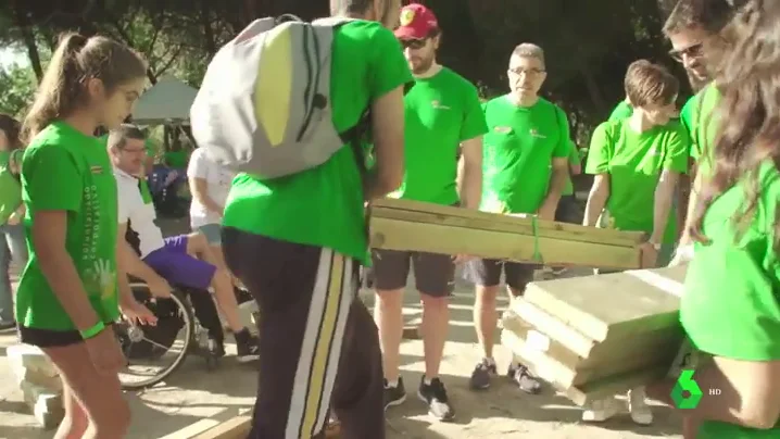 Voluntarios reconstruyen parques