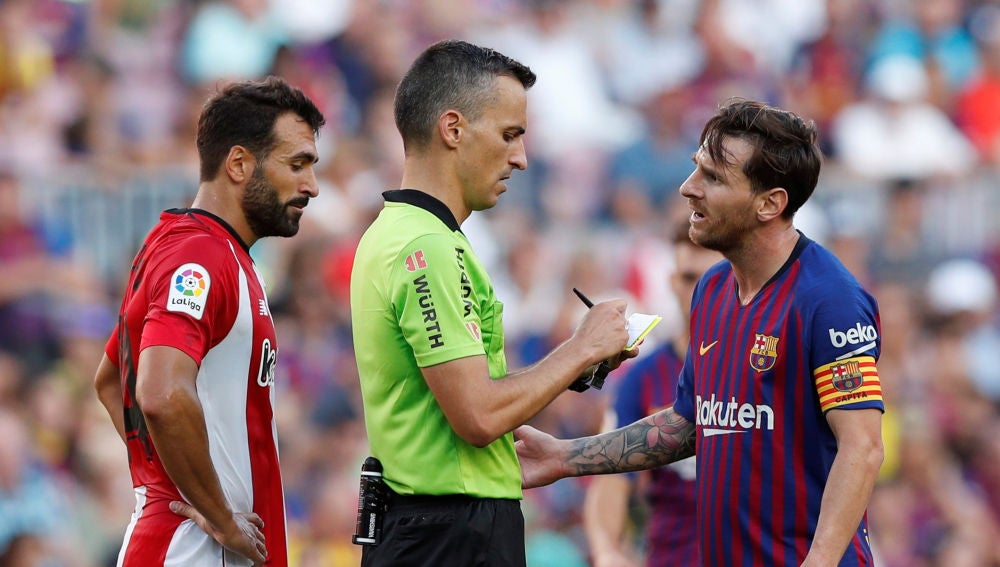 Messi dialoga con Jaime Latre