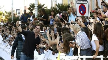 El actor Chris Hemsworth a su llegada al hotel que aloja a los invitados del Festival de San Sebastián