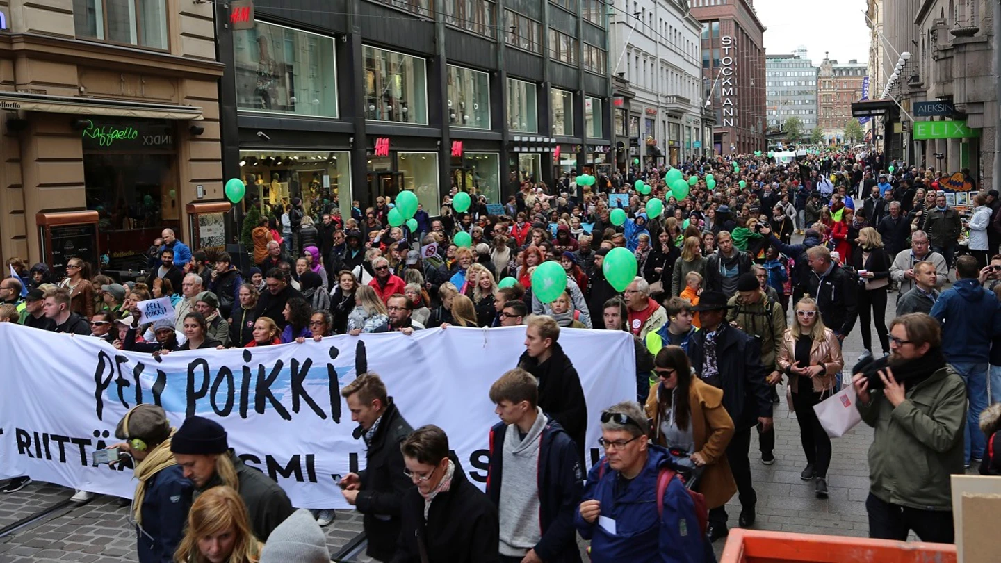 Miles de personas se manifiestan en Finlandia para protestar por la muerte de un joven a manos de un neonazi Miles de personas se manifiestan en Finlandia para protestar por la muerte de un joven a manos de un neonazi