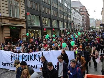 Miles de personas se manifiestan en Finlandia para protestar por la muerte de un joven a manos de un neonazi Miles de personas se manifiestan en Finlandia para protestar por la muerte de un joven a manos de un neonazi