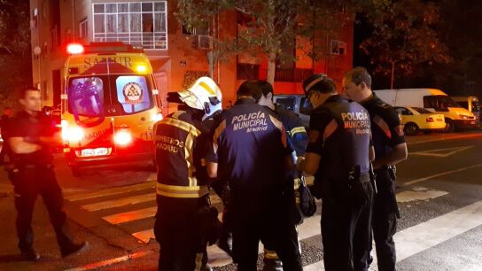 Agentes de la Polic&iacute;a Municipal y Polic&iacute;a Nacional y bomberos en el lugar del incendio