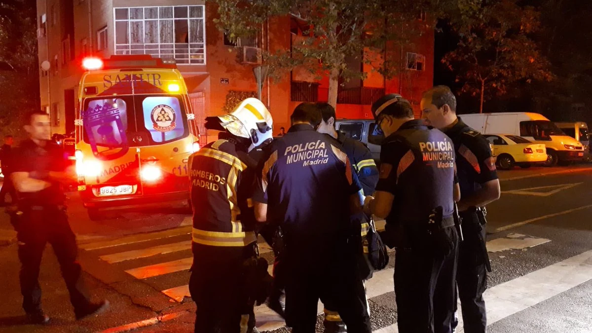 Agentes de la Policía Municipal y Policía Nacional y bomberos en el lugar del incendio