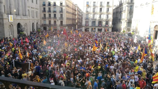 Concentraciones de grupos independentistas en la plaza de Sant Jaume Concentraciones de grupos independentistas en la plaza de Sant Jaume