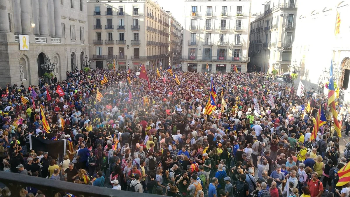 Concentraciones de grupos independentistas en la plaza de Sant Jaume