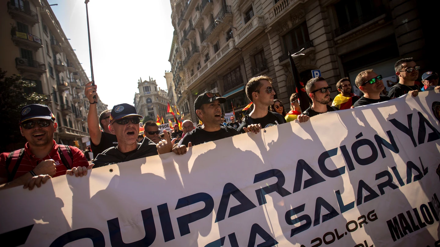 Policías nacionales y guardias civiles se manifiestan en Barcelona para reivindicar la "equiparación salarial" Policías nacionales y guardias civiles se manifiestan en Barcelona para reivindicar la "equiparación salarial"