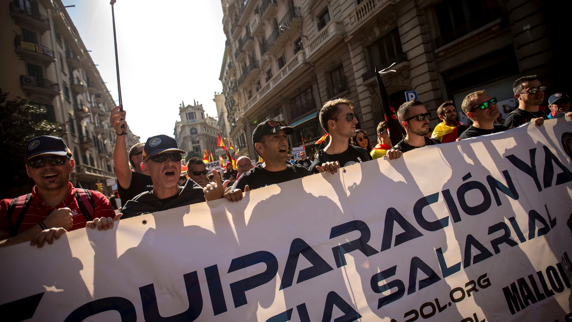 Policías nacionales y guardias civiles se manifiestan en Barcelona para reivindicar la "equiparación salarial"