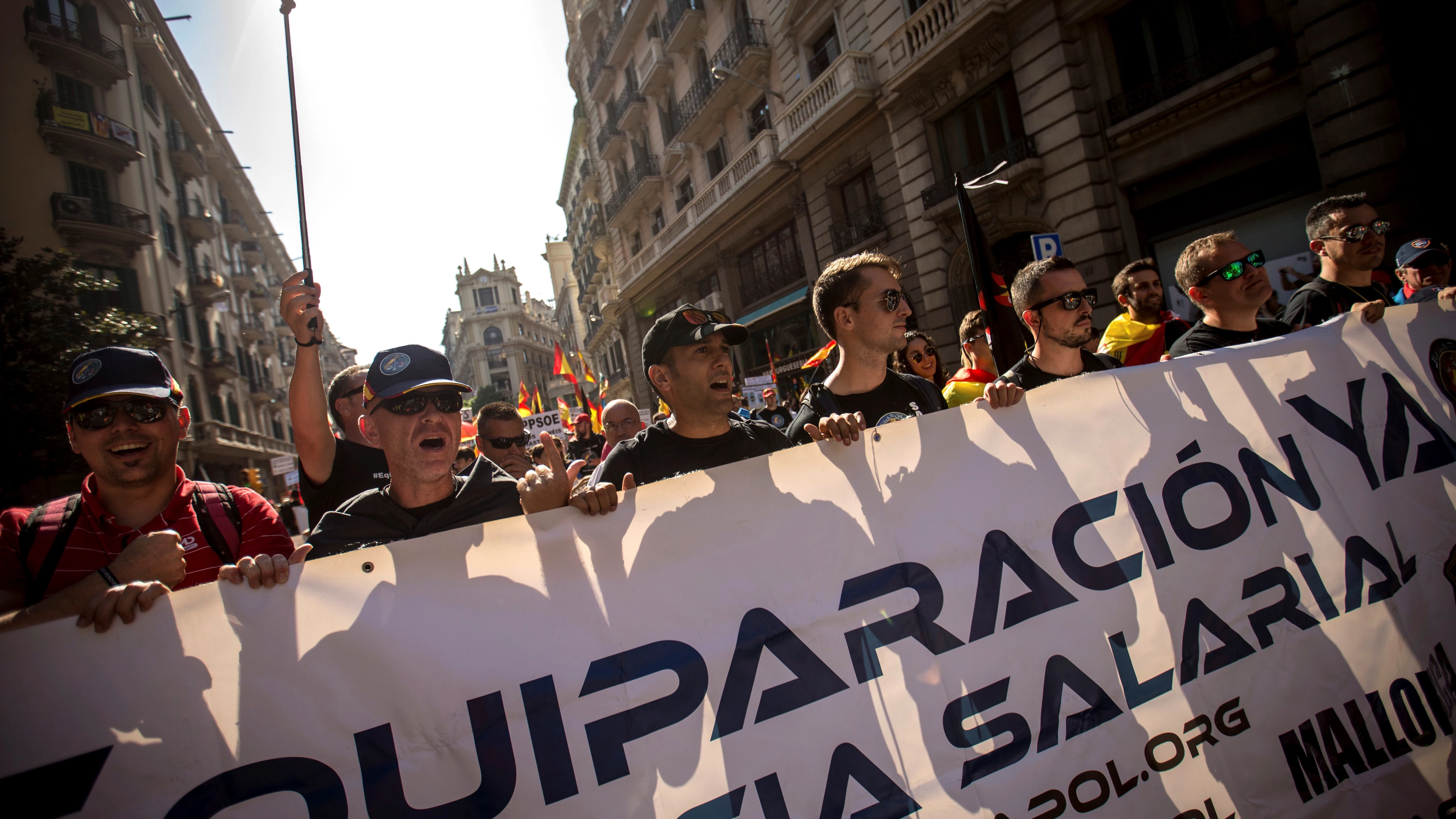 Policías nacionales y guardias civiles se manifiestan en Barcelona para reivindicar la "equiparación salarial"