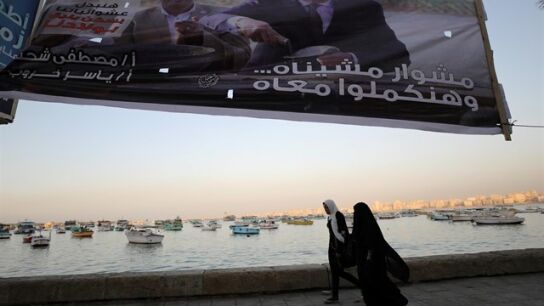 Dos mujeres caminan por las calles de Egipto
