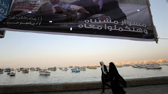 Dos mujeres caminan por las calles de Egipto Dos mujeres caminan por las calles de Egipto
