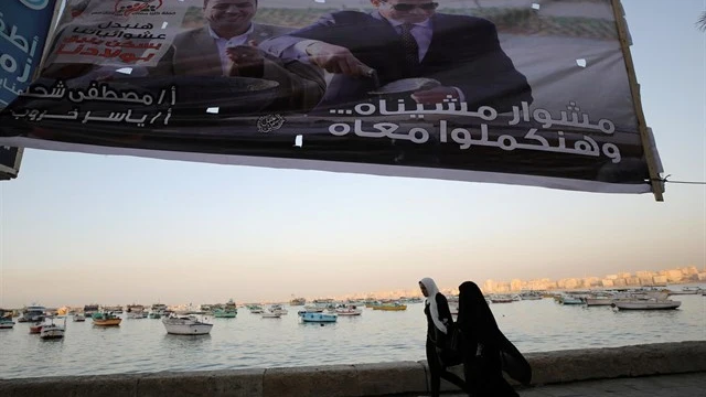 Dos mujeres caminan por las calles de Egipto