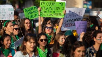 Miles de mujeres exigen acceso al aborto "libre y seguro" en México