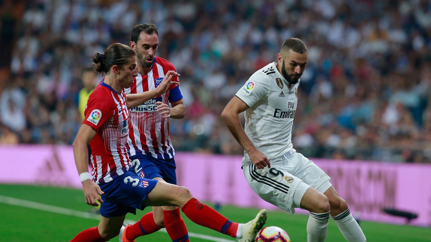 Benzema intenta zafarse de Filipe Luis y God&iacute;n