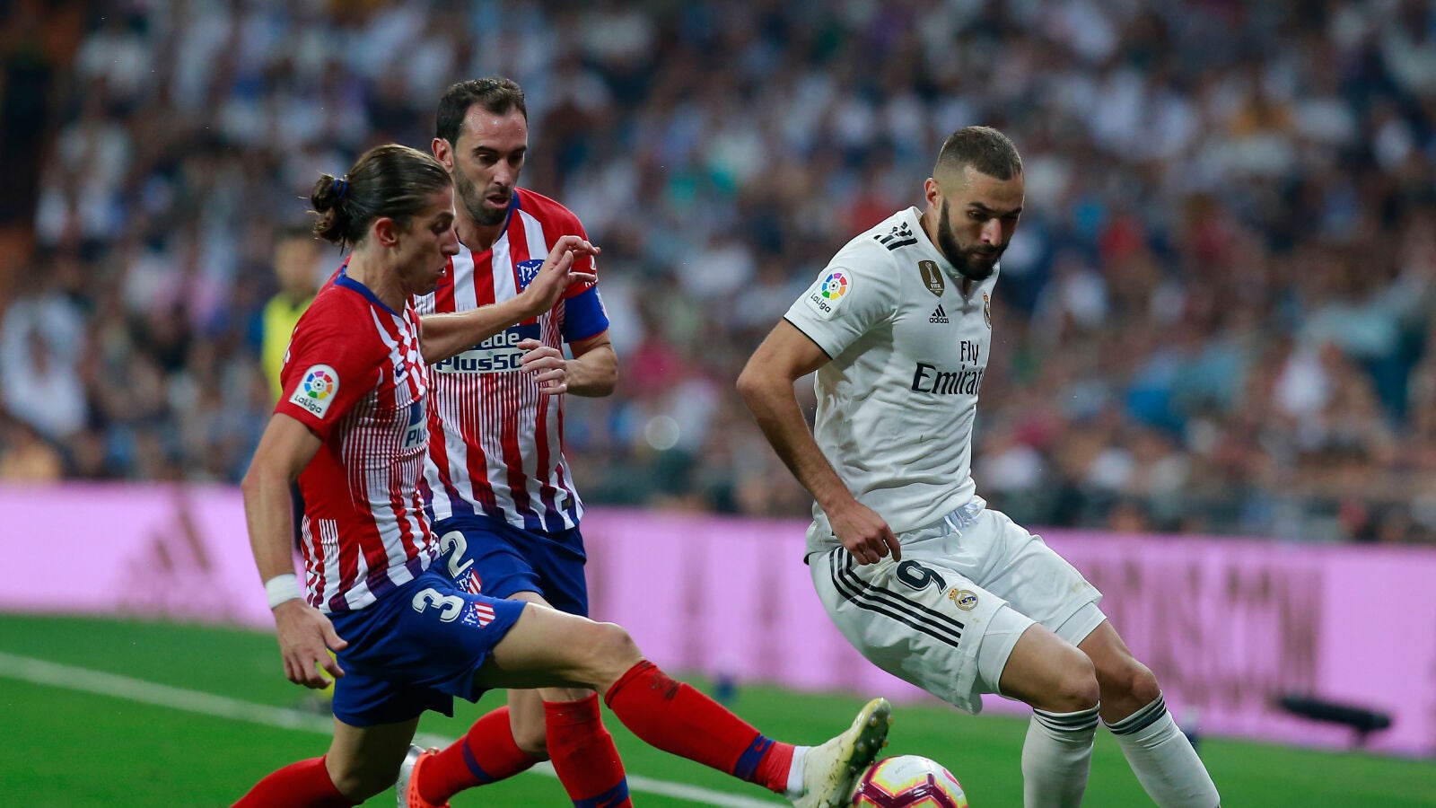 Benzema intenta zafarse de Filipe Luis y God&iacute;n