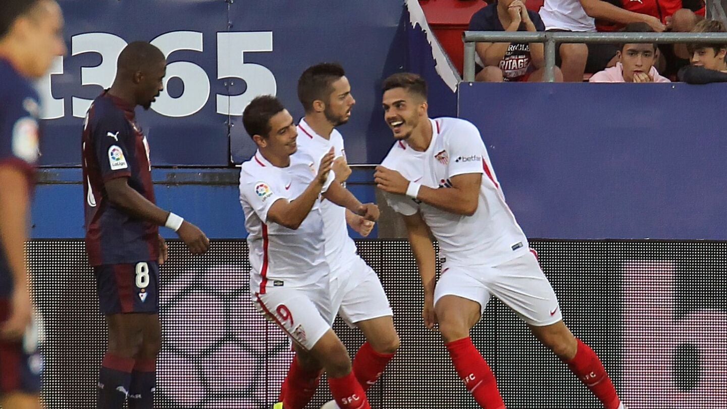 Los jugadores del Sevilla celebran el gol de Andr&eacute; Silva ante el Eibar