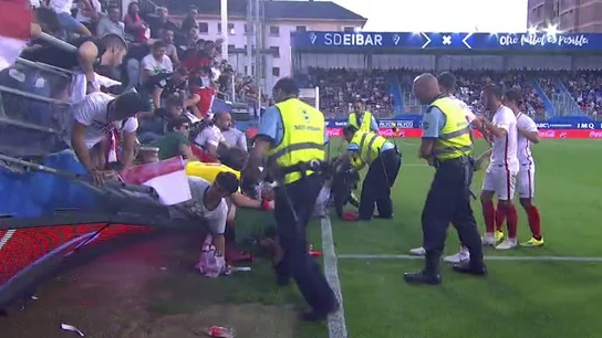 Momento en el que la grada de Ipurua se venció tras el gol de Banega Momento en el que la grada de Ipurua se venció tras el gol de Banega