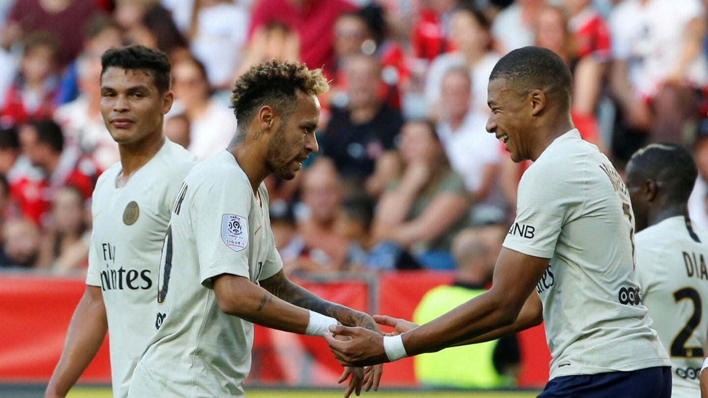 Neymar celebra con Mbapp&eacute; uno de sus goles contra el Niza