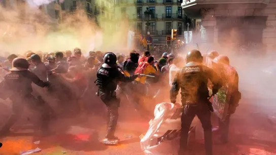 Los Mossos cargan contra independentistas para proteger una manifestación de policías Los Mossos cargan contra independentistas para proteger una manifestación de policías