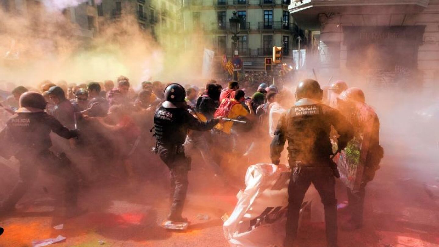 Los Mossos cargan contra independentistas para proteger una manifestaci&oacute;n de polic&iacute;as