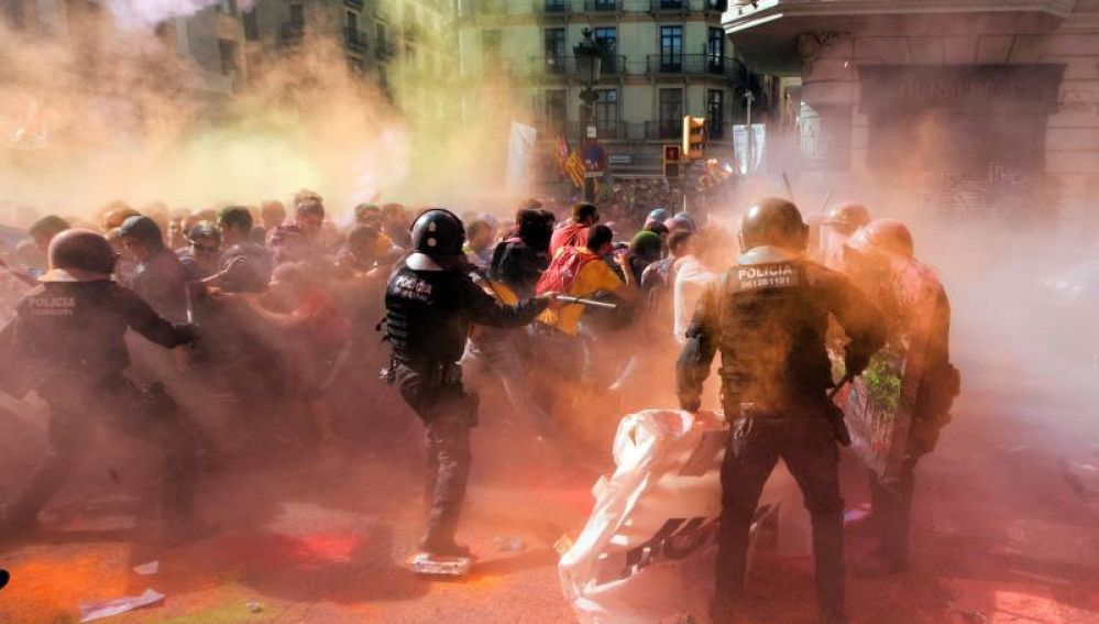 Los Mossos cargan contra independentistas para proteger una manifestación de policías