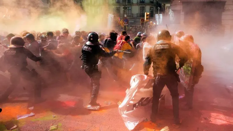 Los Mossos cargan contra independentistas para proteger una manifestación de policías