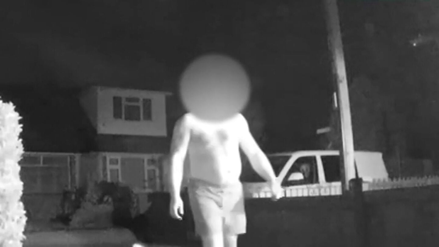 Las perturbadoras im&aacute;genes con las que una madre descubre que un hombre semidesnudo esp&iacute;a su casa durante la noche