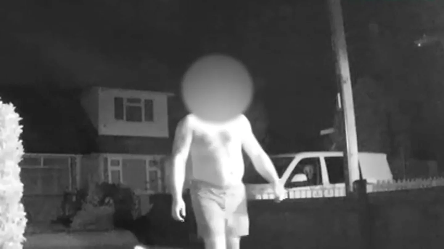 Las perturbadoras imágenes con las que una madre descubre que un hombre semidesnudo espía su casa durante la noche Las perturbadoras imágenes con las que una madre descubre que un hombre semidesnudo espía su casa durante la noche