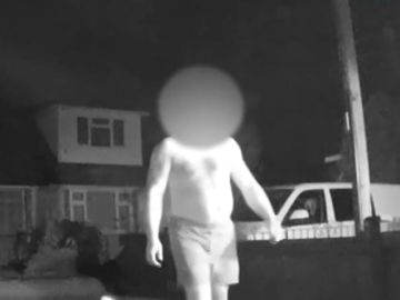 Las perturbadoras imágenes con las que una madre descubre que un hombre semidesnudo espía su casa durante la noche Las perturbadoras imágenes con las que una madre descubre que un hombre semidesnudo espía su casa durante la noche