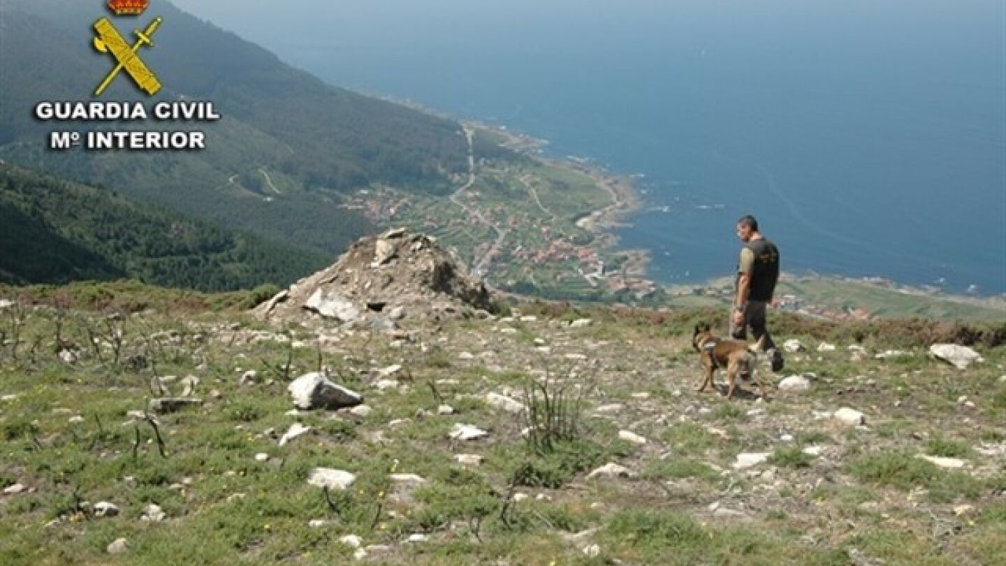 Un guardia civil y un perro de la patrulla canina en el monte